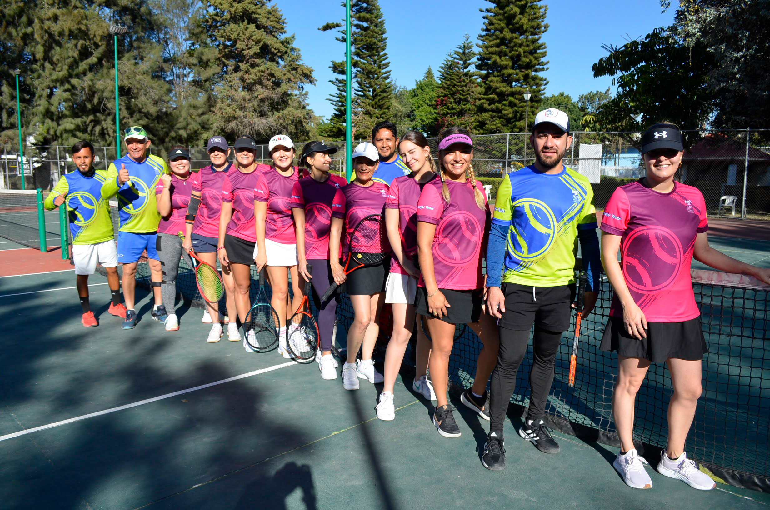 Grupo de entrenadores de tenis
