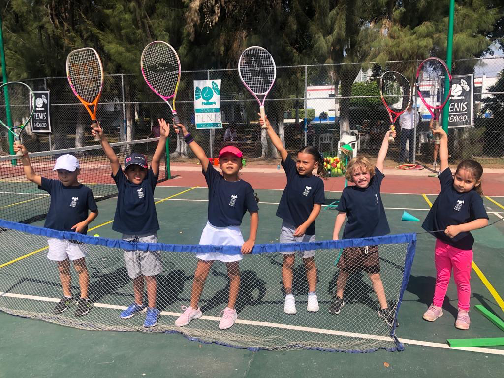 Niños jugando mini tenis